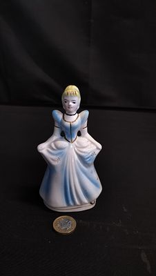 Vintage porcelain Figurine Cinderella. Measures approx 13 x 7 cm