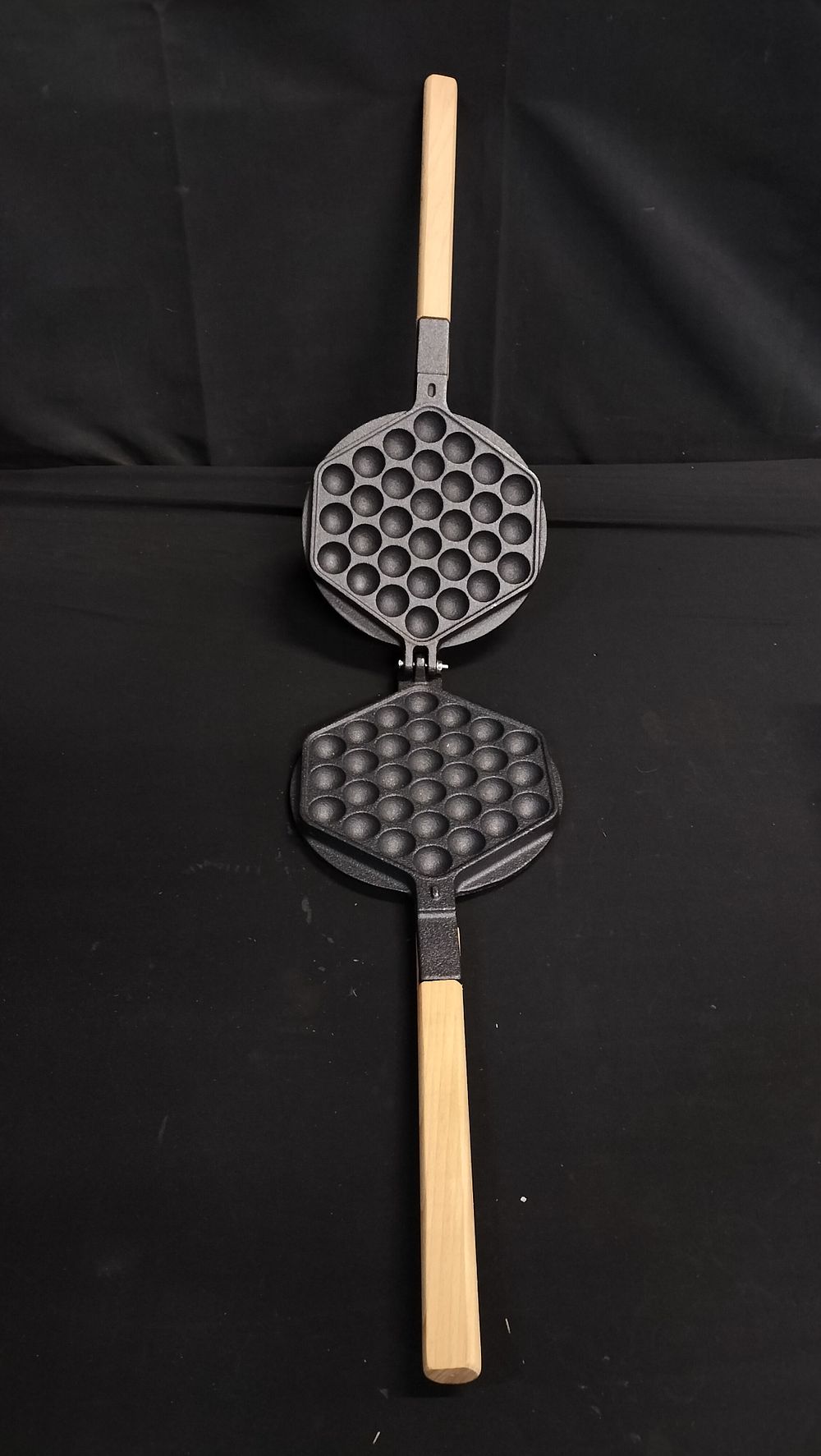 Lot 181: Brand New Cast Iron Bubble Egg Waffle Maker 