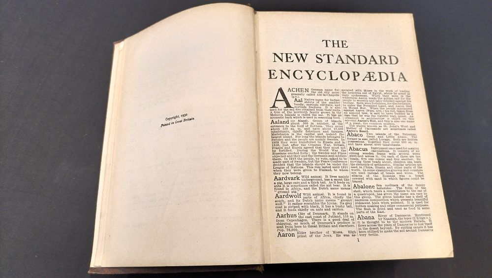 Lot 194: 1932 The New Standard Encyclopedia and World Atlas 