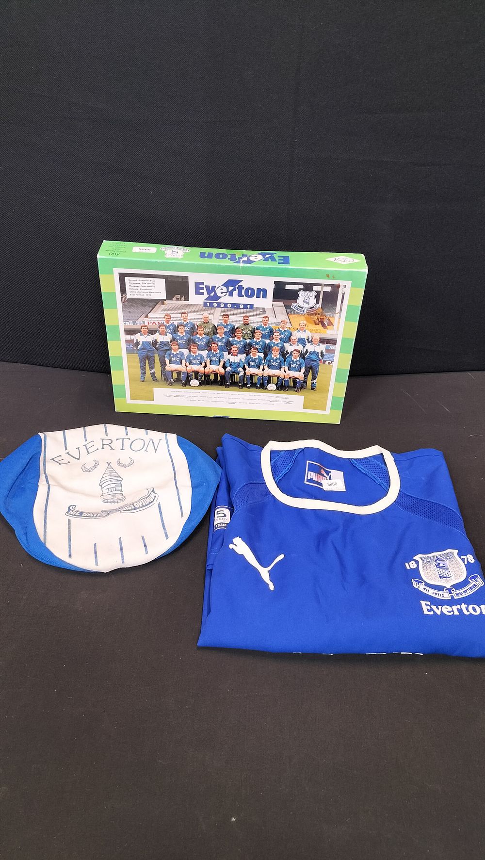 Lot 196: Everton Football Club Jigsaw(Unchecked). Everton Flat Cap. And...