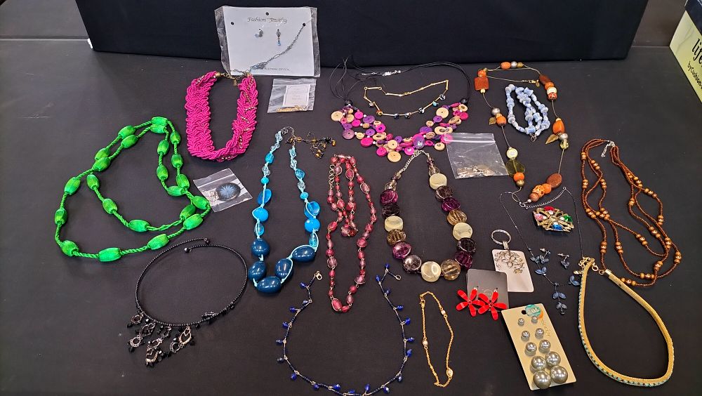 Lot 227: Quantity of Costume Jewellery 