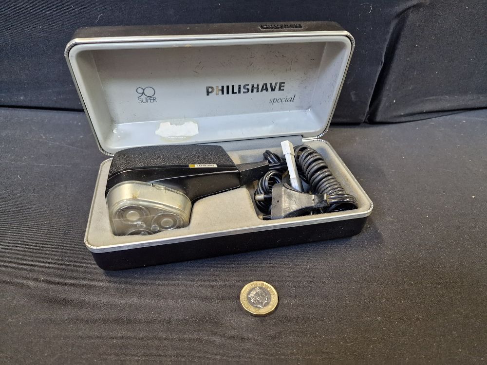 Lot 253: Vintage Philishave Electric Shaver in Box