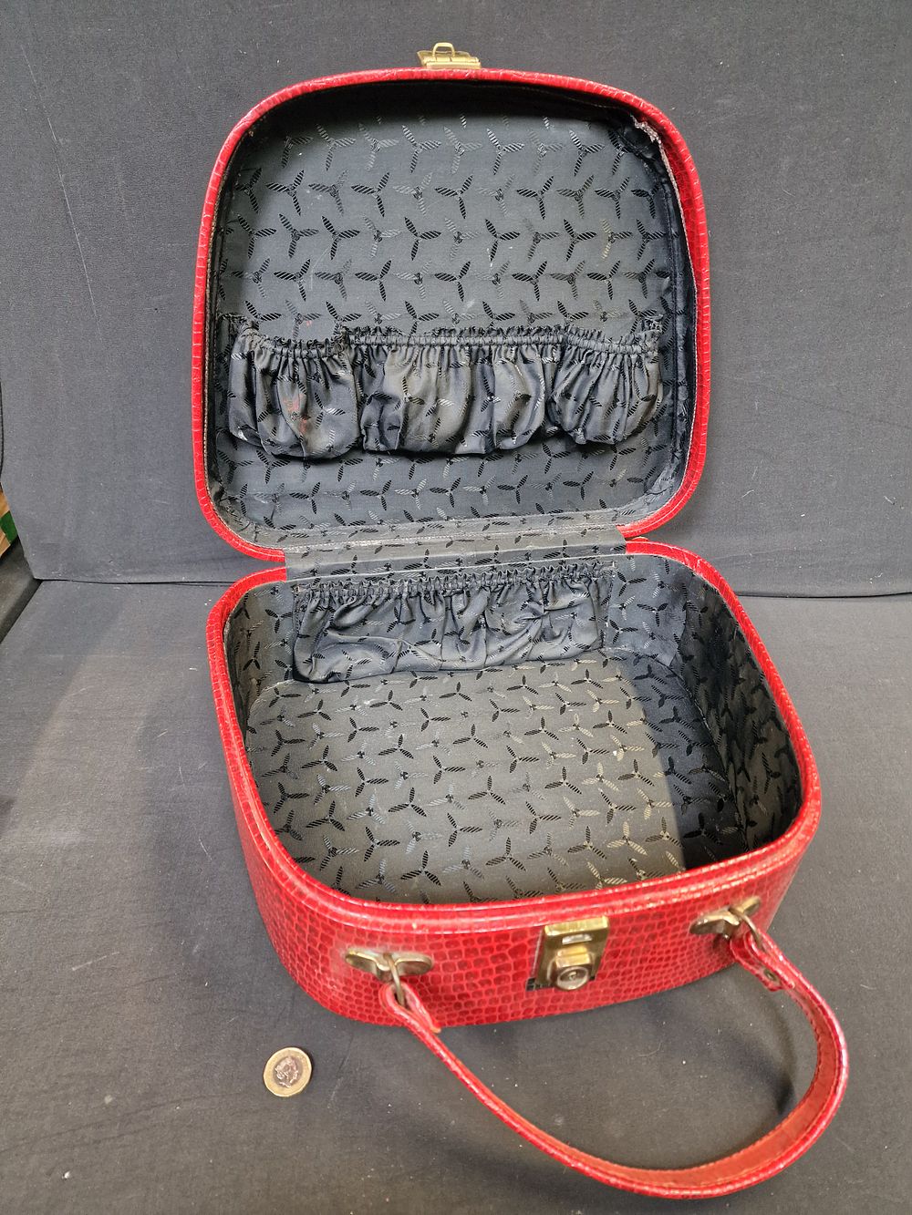 Lot 299: Vintage Pukka Luggage Toiletries Case