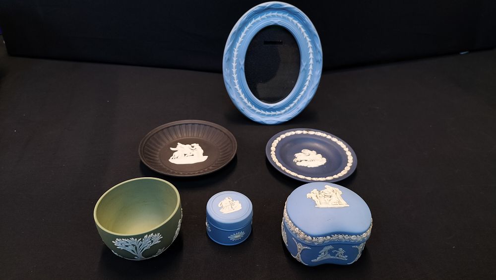 Lot 359: 6 Pieces of Wedgwood Jasper Ware Pottery 