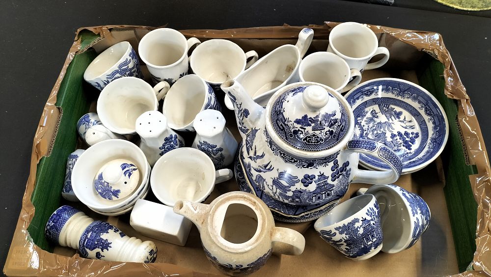 Lot 551: Box of Mixed Blue and White Crockery including...