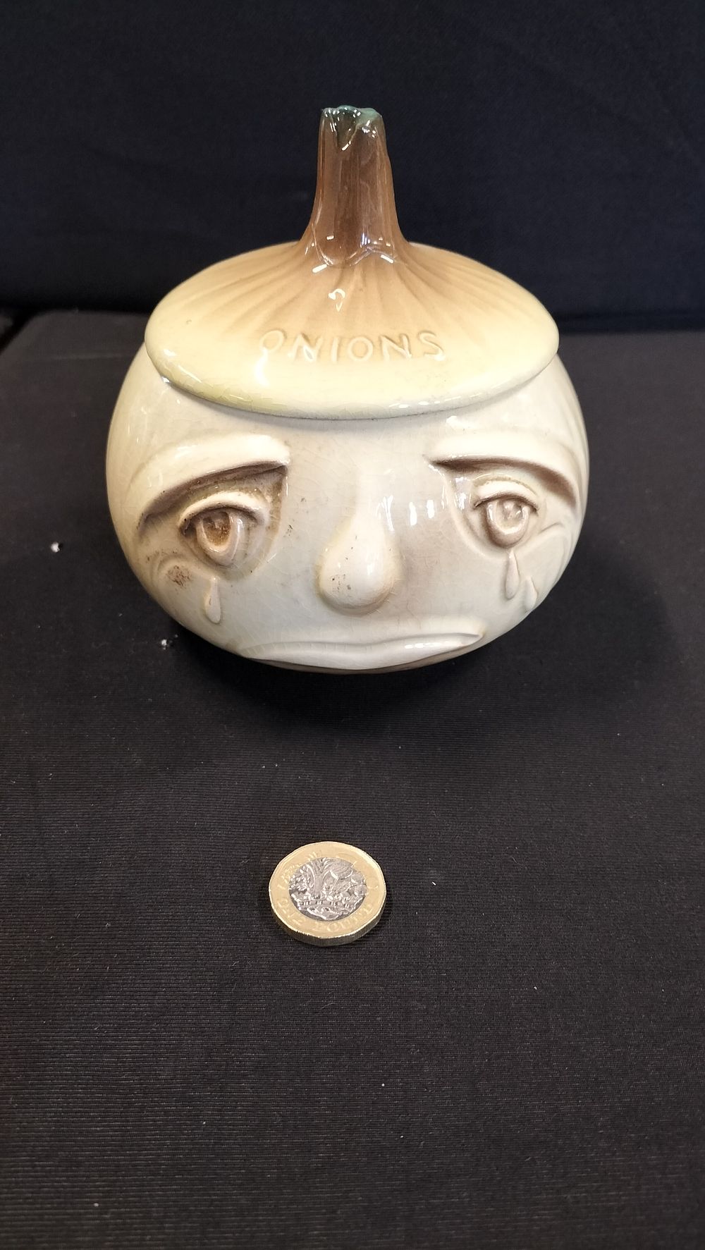 Lot 560: Vintage Sylvac Onion Dish with Lid 