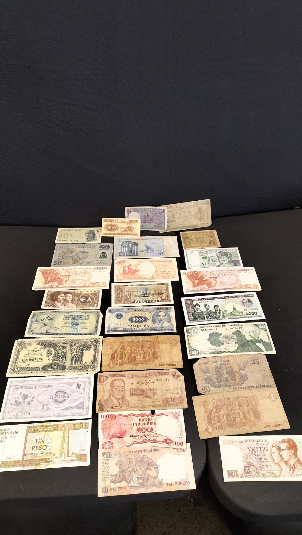 Lot 566: Various Vintage Currency Notes 