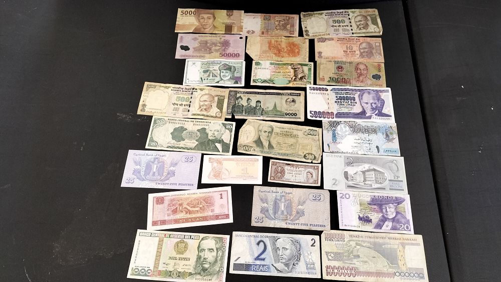 Lot 568: Various Vintage Currency Notes 