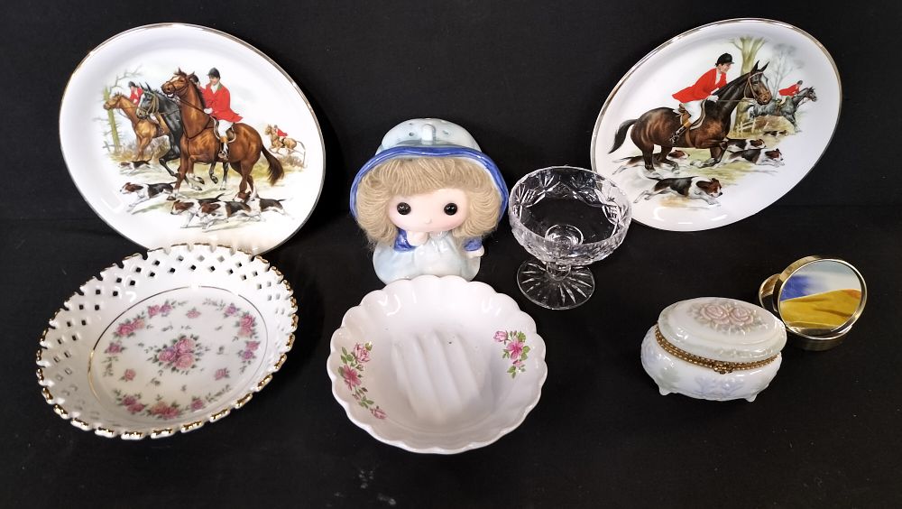 Lot 580: Various pieces of pottery 