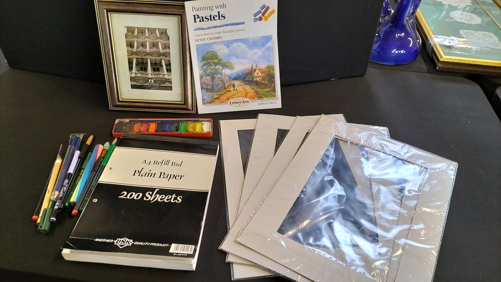 Lot 582: Various Art Items 