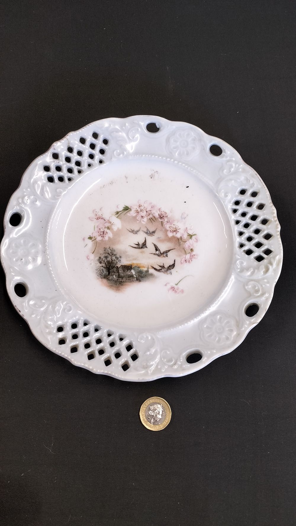 Lot 681: Porcelain lattice porcelain plate 