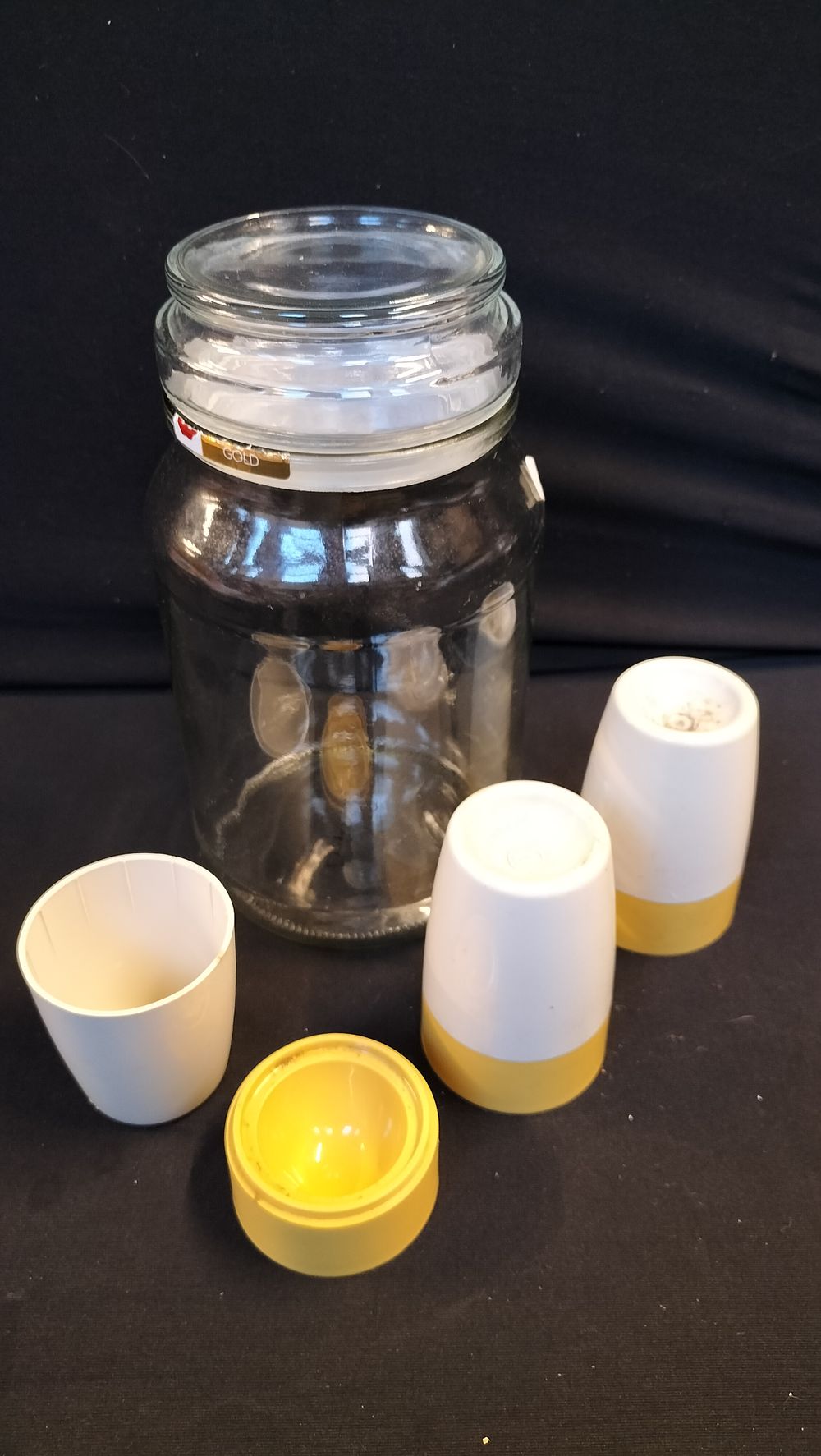 Lot 685: 5 vintage tupperware egg cups and storage jar