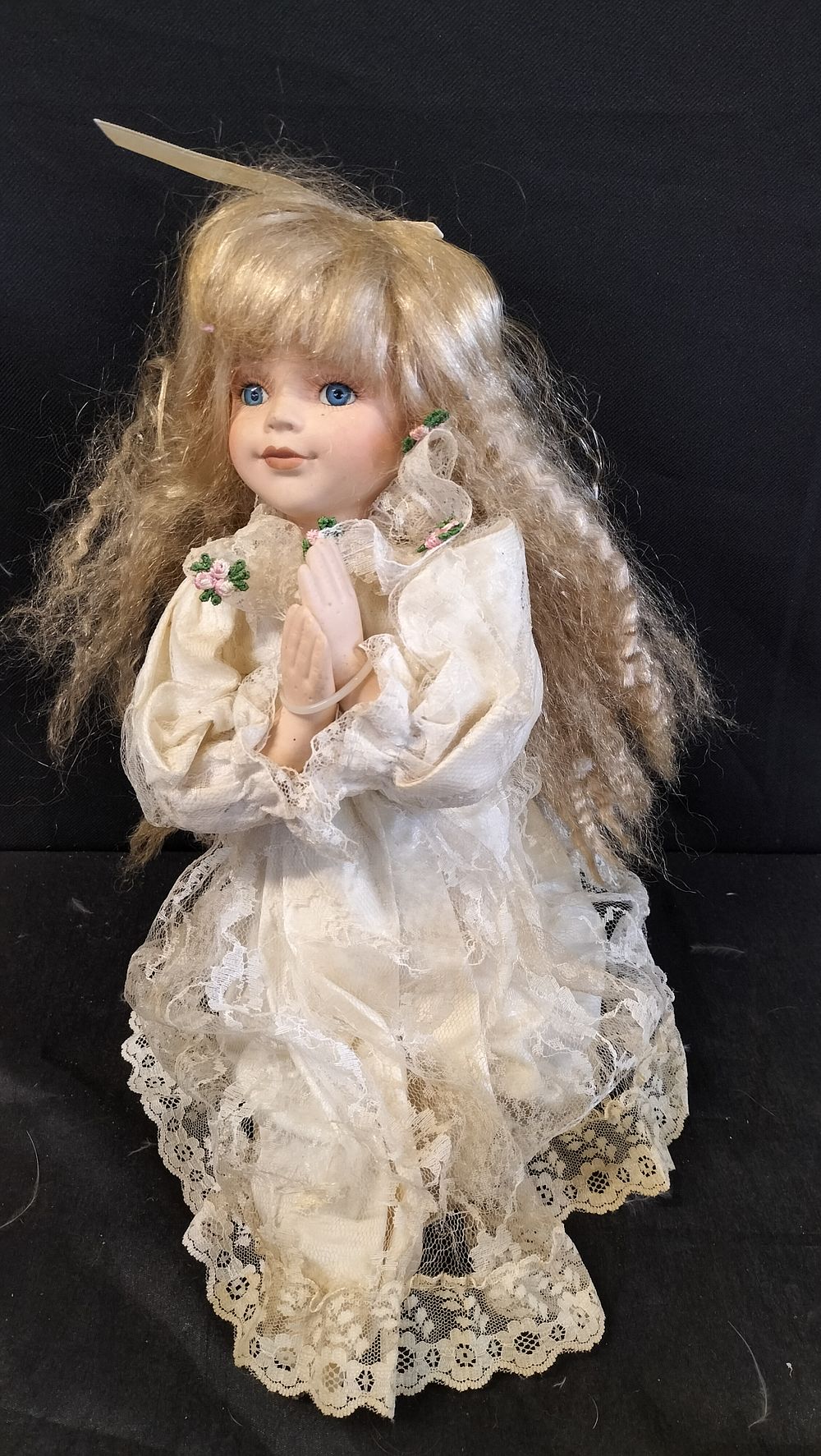 Lot 688: Kneeling porcelain doll 