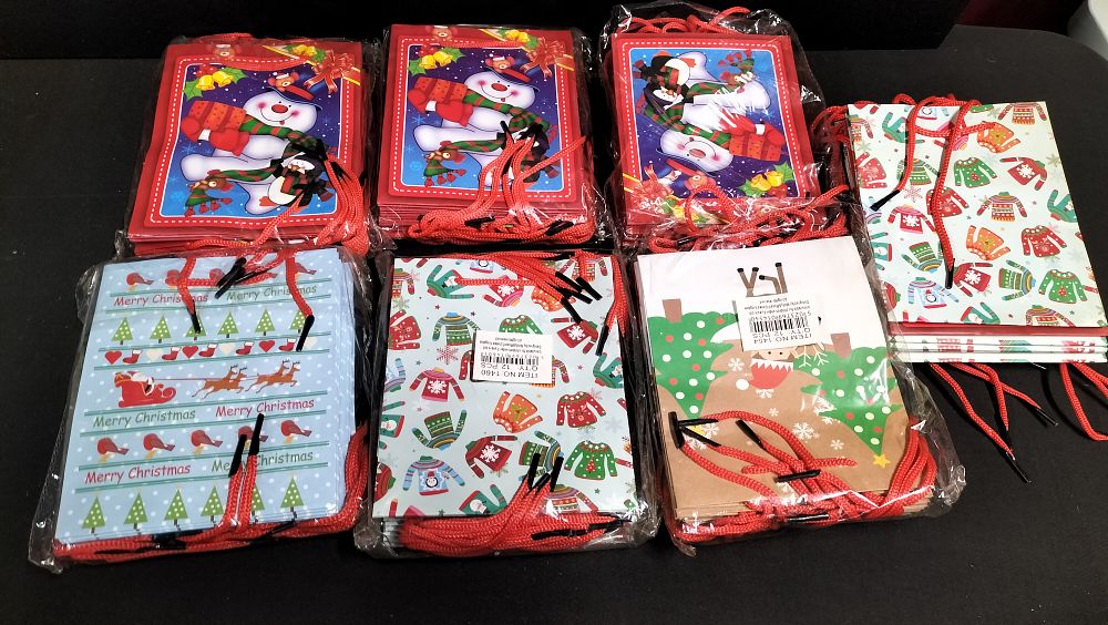 Lot 189: Selection of Small Christmas Gift Bags 