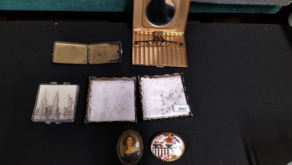 Lot 195: Selection of Various Vintage Items 