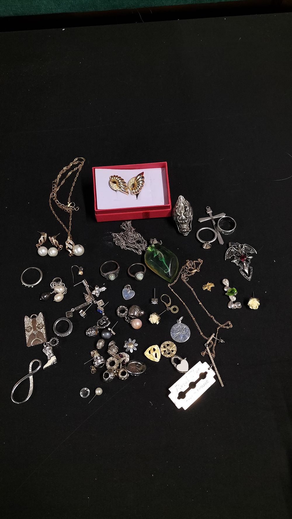 Lot 196: Selection of Costume Jewellery 