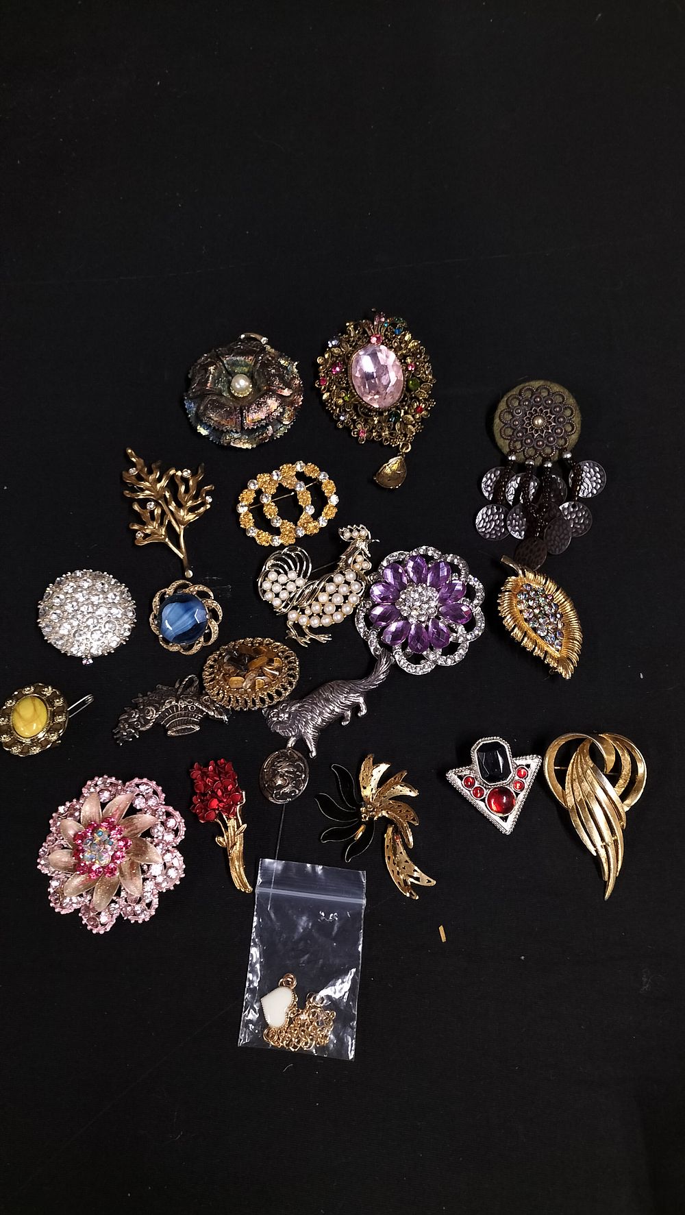 Lot 197: Selection of Various Brooches 