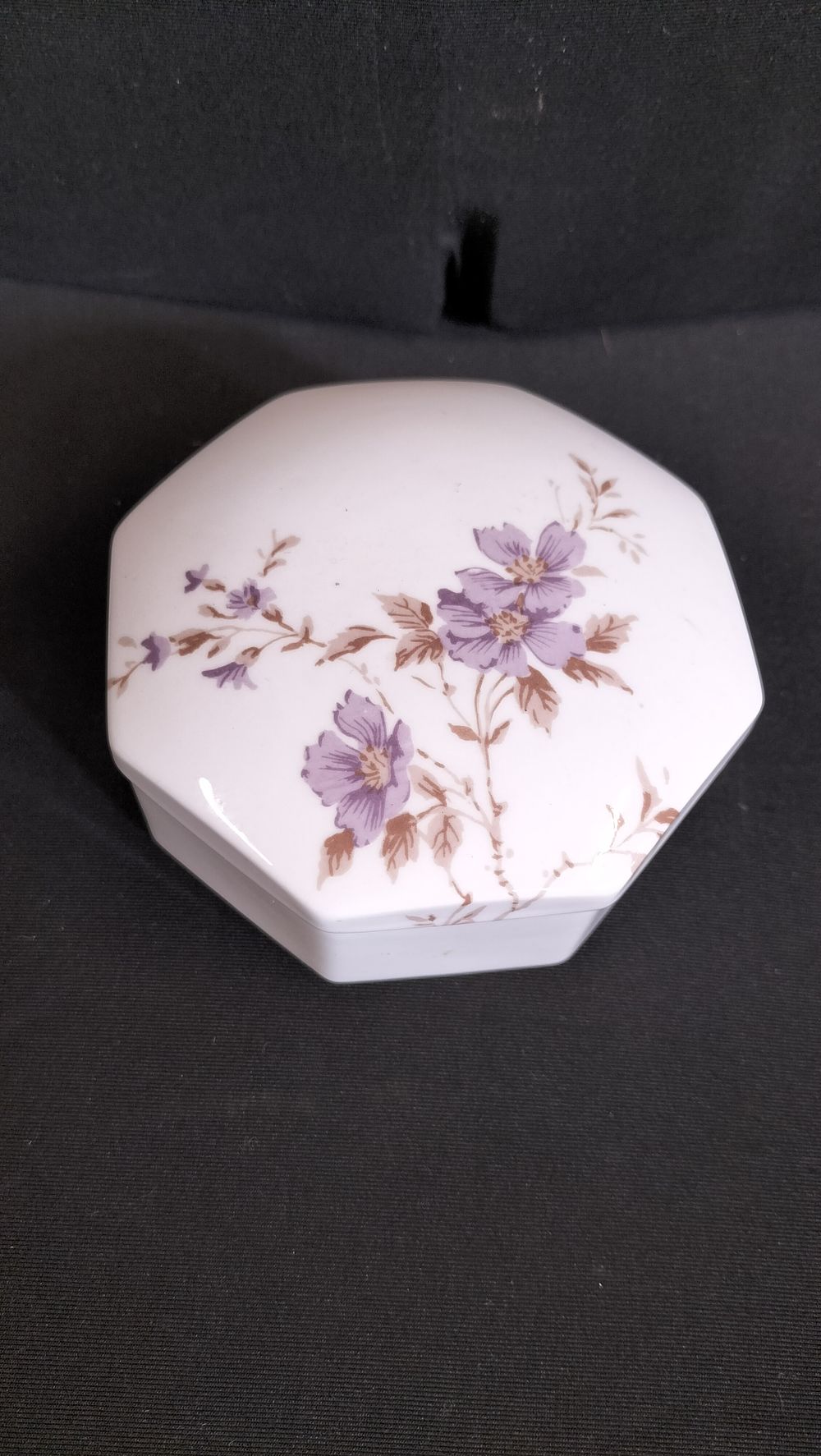 Lot 234: Staffordshire Queens Trinket Box 