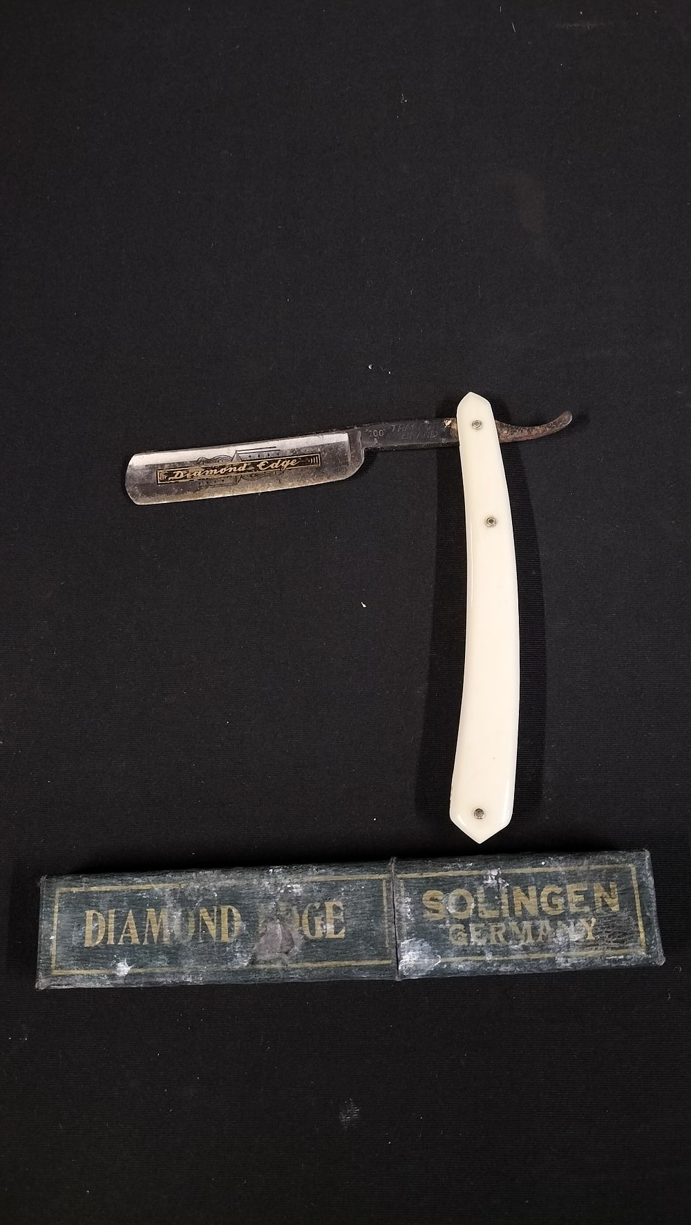 Lot 258: Vintage Boxed Solingen Germany Diamond Edge Straight Razor. ...