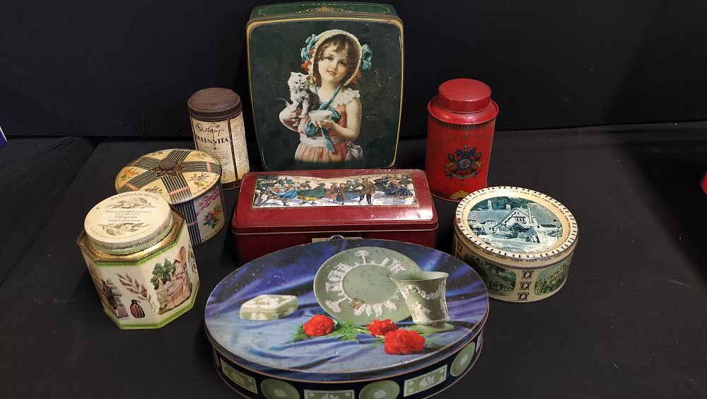 Lot 324: Selection of Various Vintage Tins 