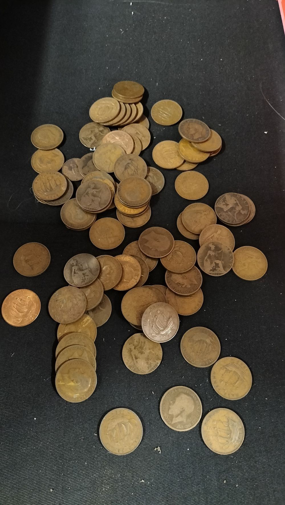 Lot 389: Collection of various vintage Half Penny Coins 