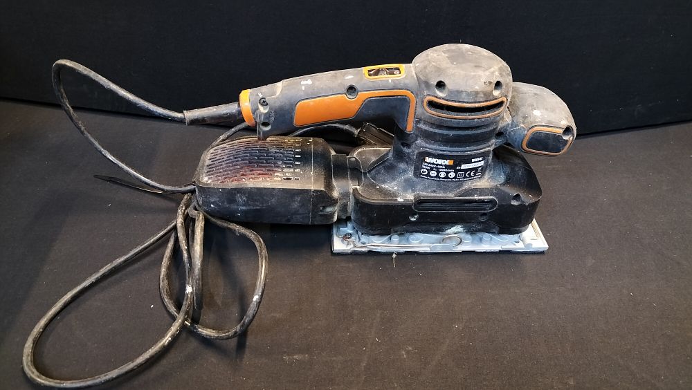 Lot 704: Worx. WX641 Electric Sander. Tested for power 