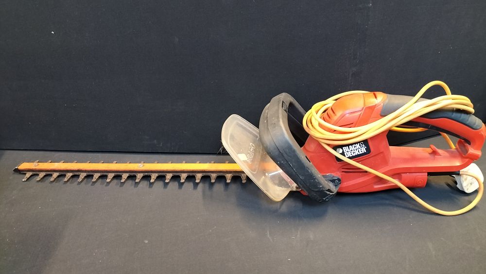 Lot 710: Black and Decker Electric Hedge Trimmer. Tested for...