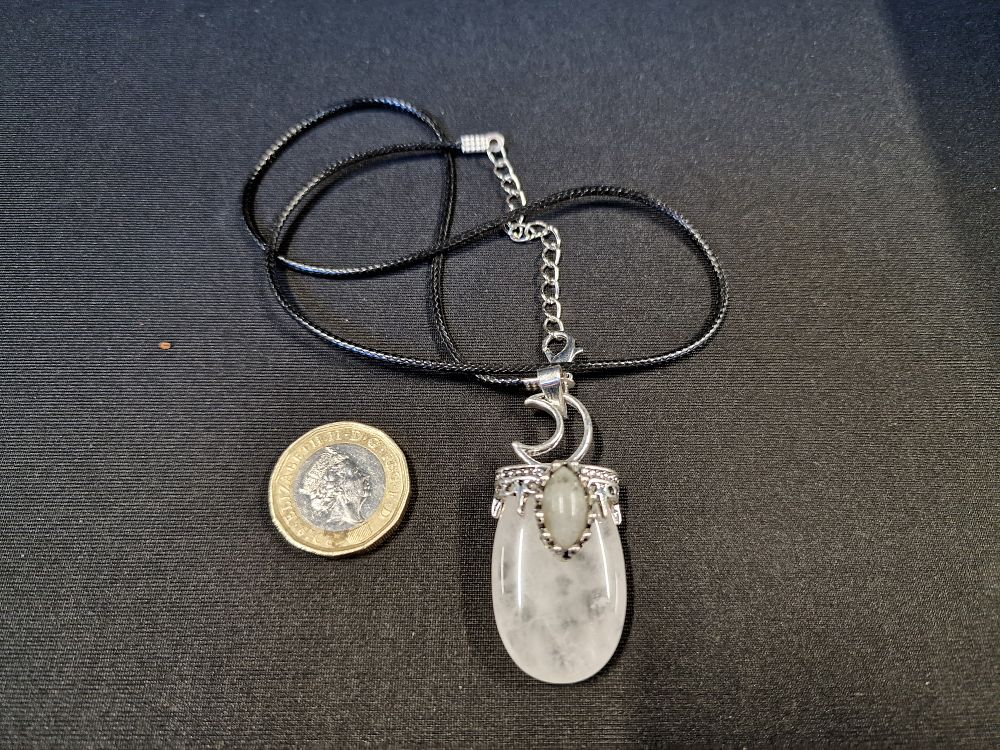 Lot 646: Quartz & Labradorite Necklace 14g