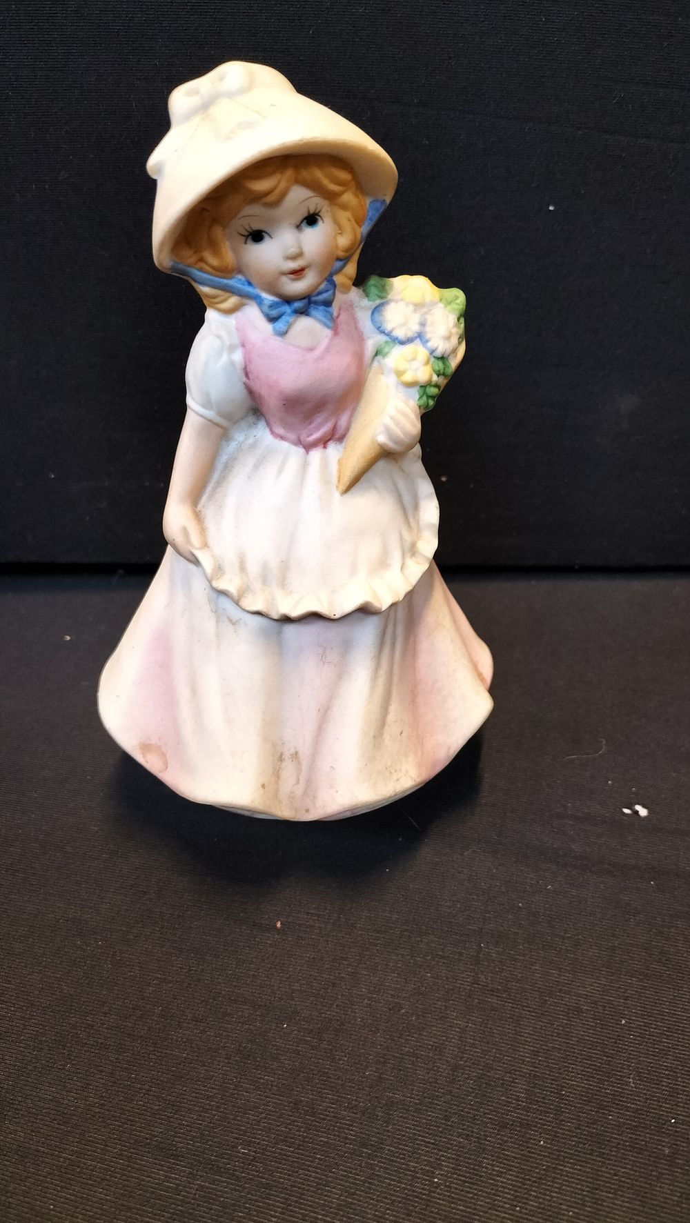 Lot 724: Musical Porcelain Figurine of a Girl 