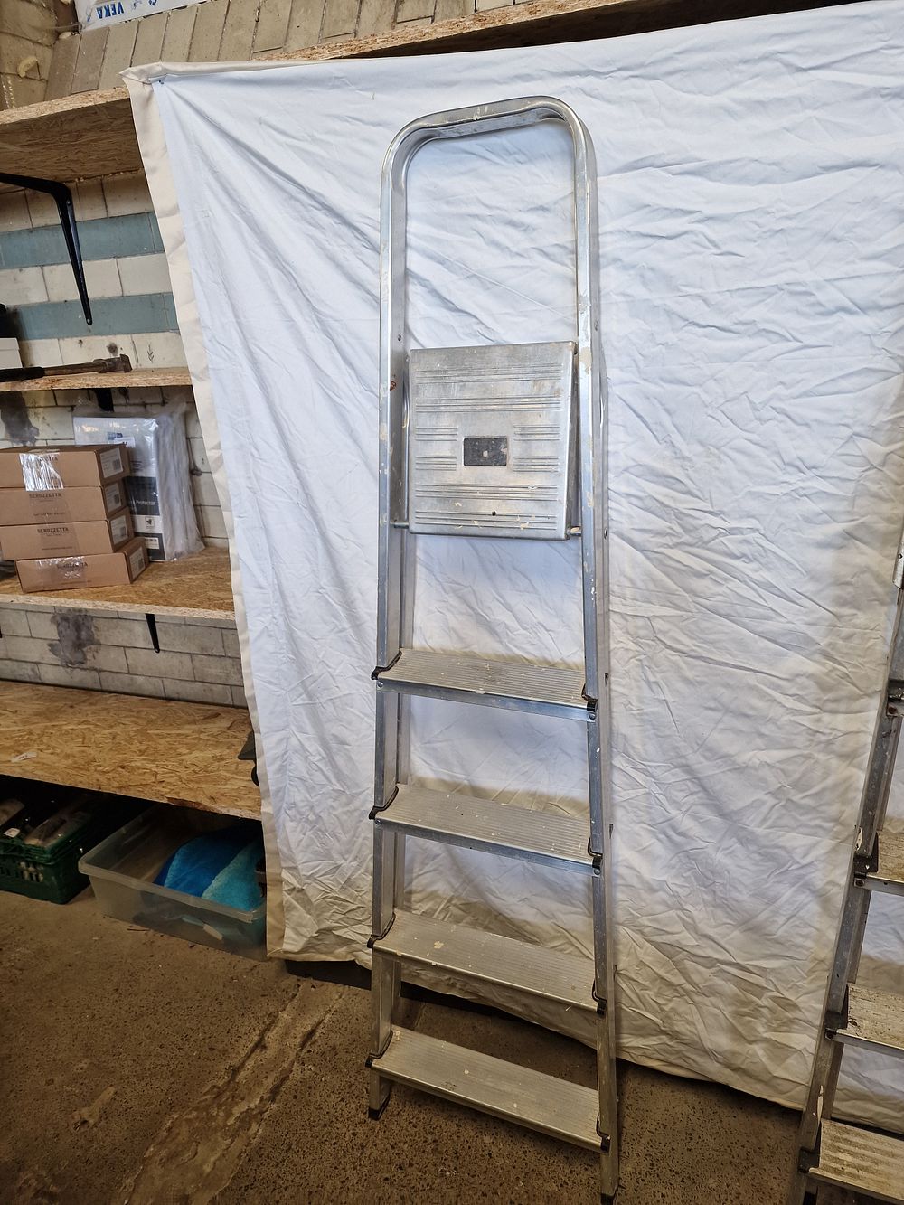 Lot 680: 5 Tread Aluminium Stepladder