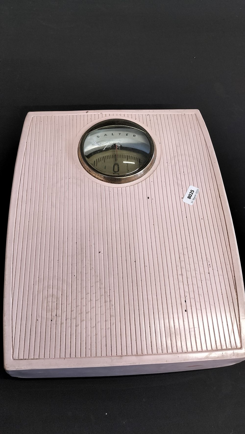 Lot 776: Vintage pink Salter weighing scales 
