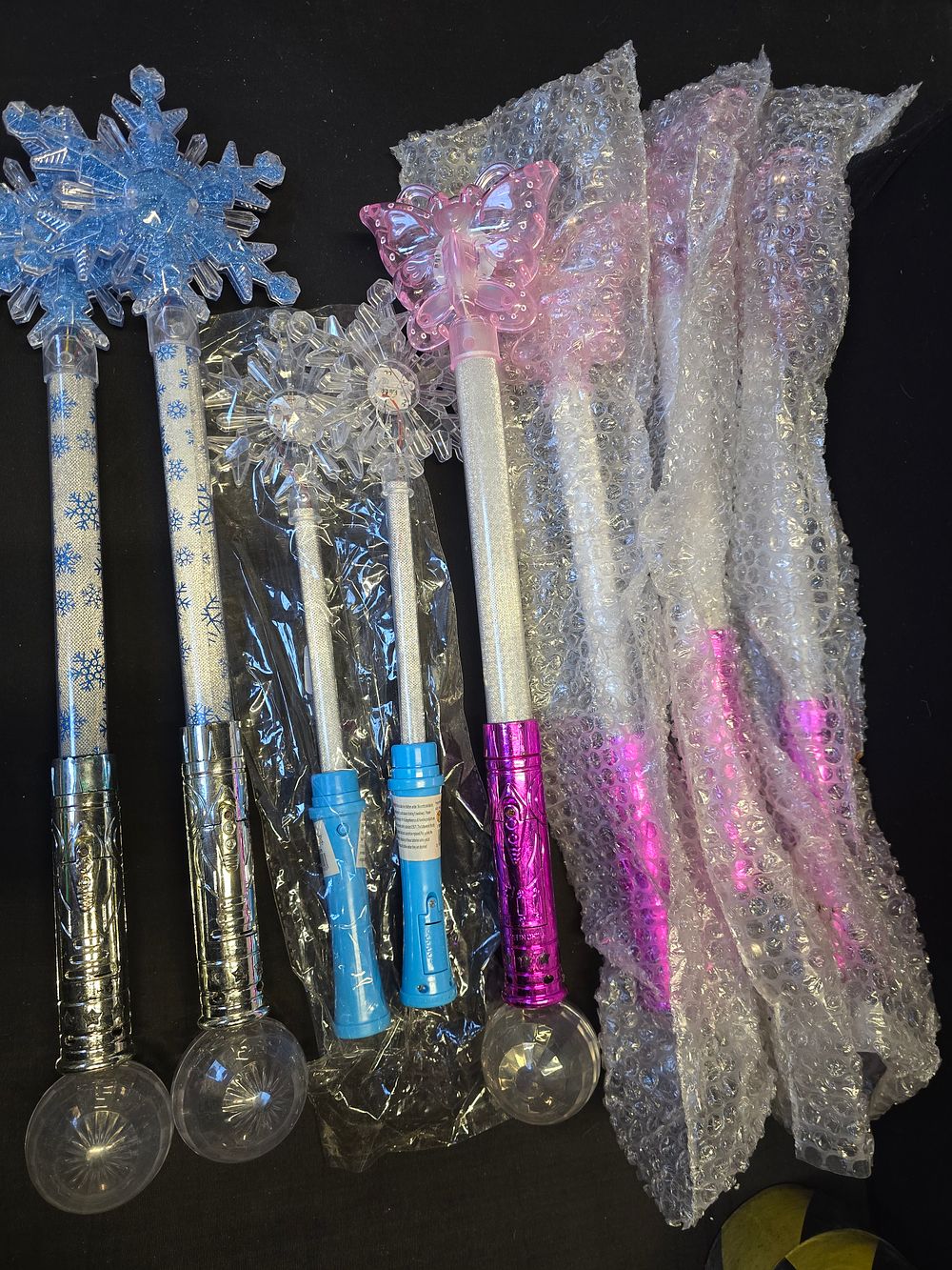 Lot 780: 12 brand new girls flashing wands