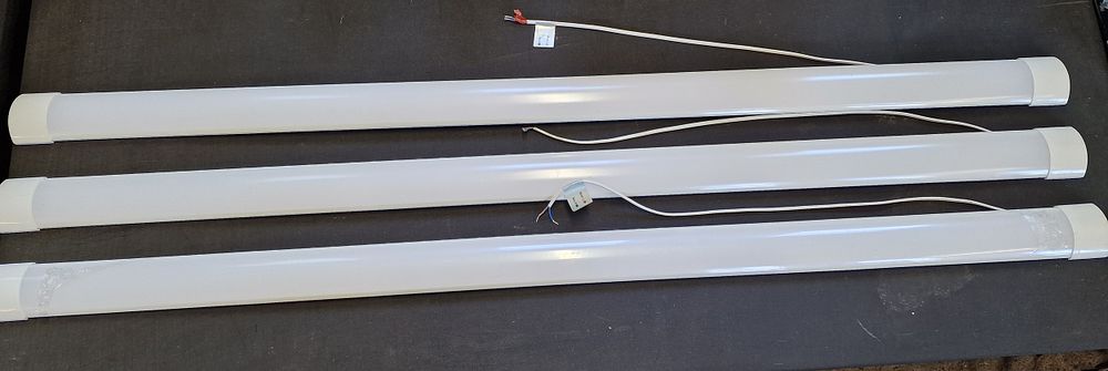 Lot 508: Three 150cm 50w Prismatic Strip Light Fittings COLLECTION...