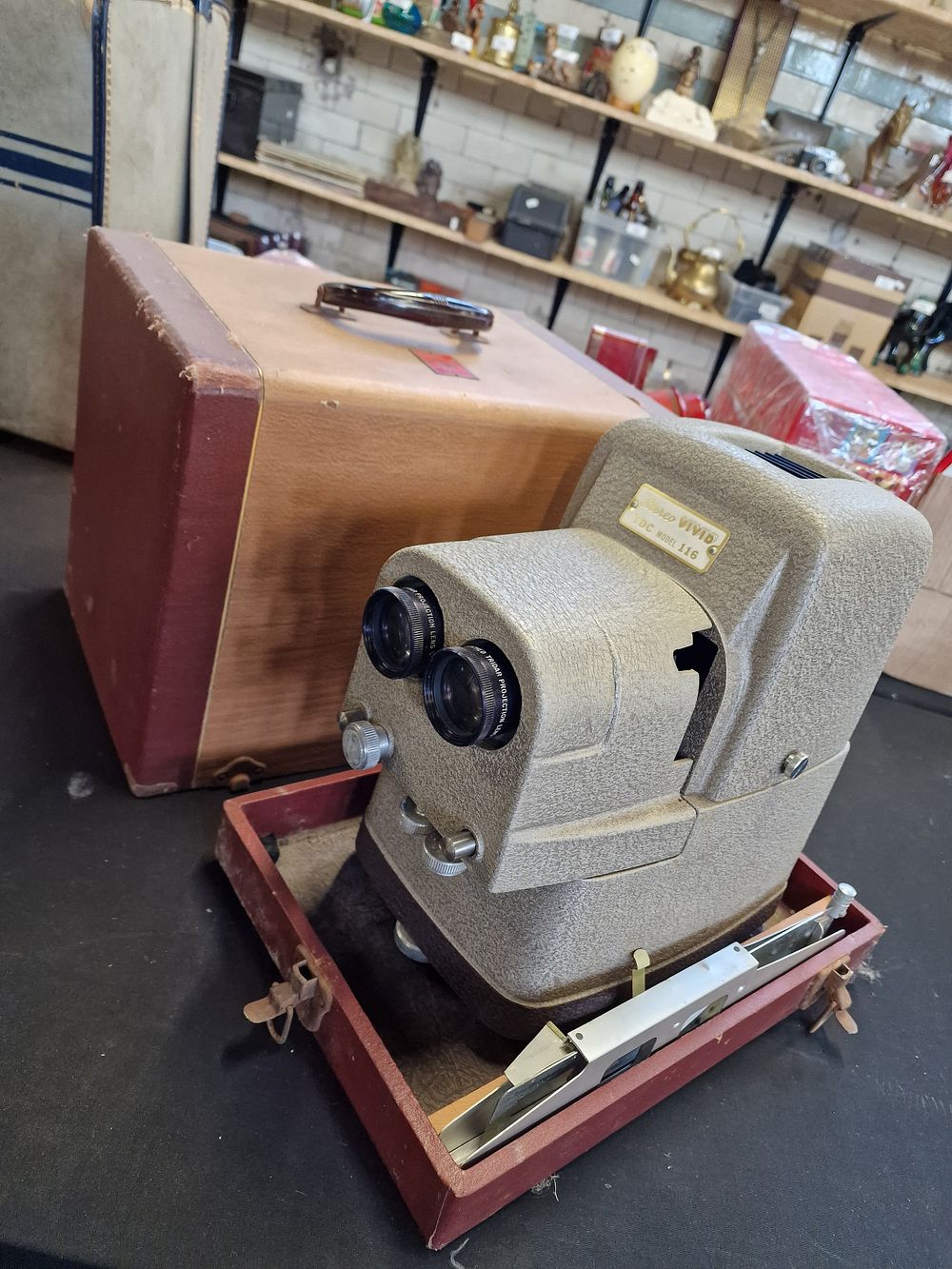 Lot 510: Vintage Stereo Vivid TDC Model 116 Projector in...