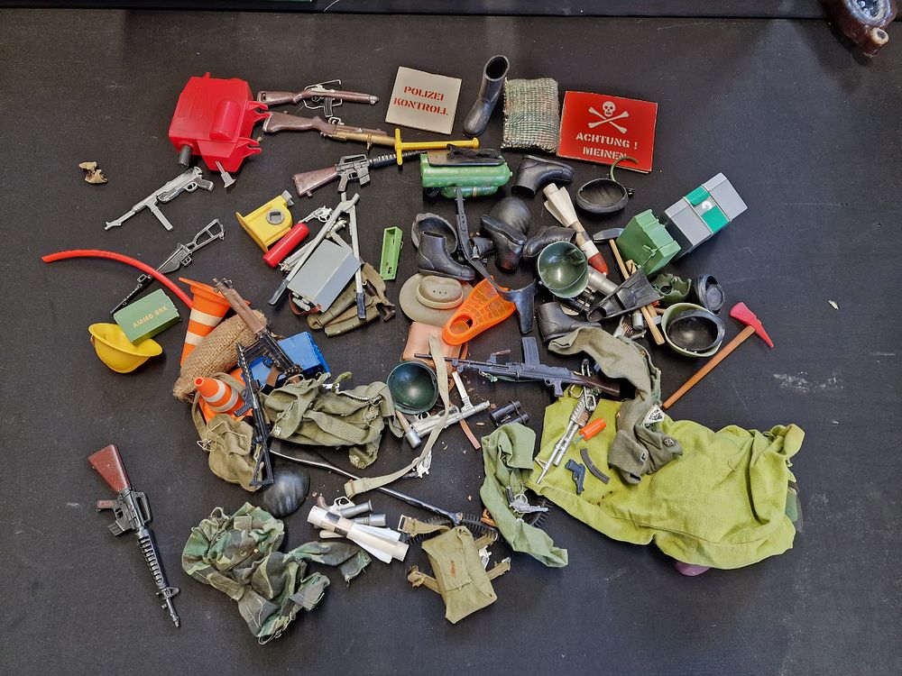 Lot 511: Selection of Vintage Action Man Accessories