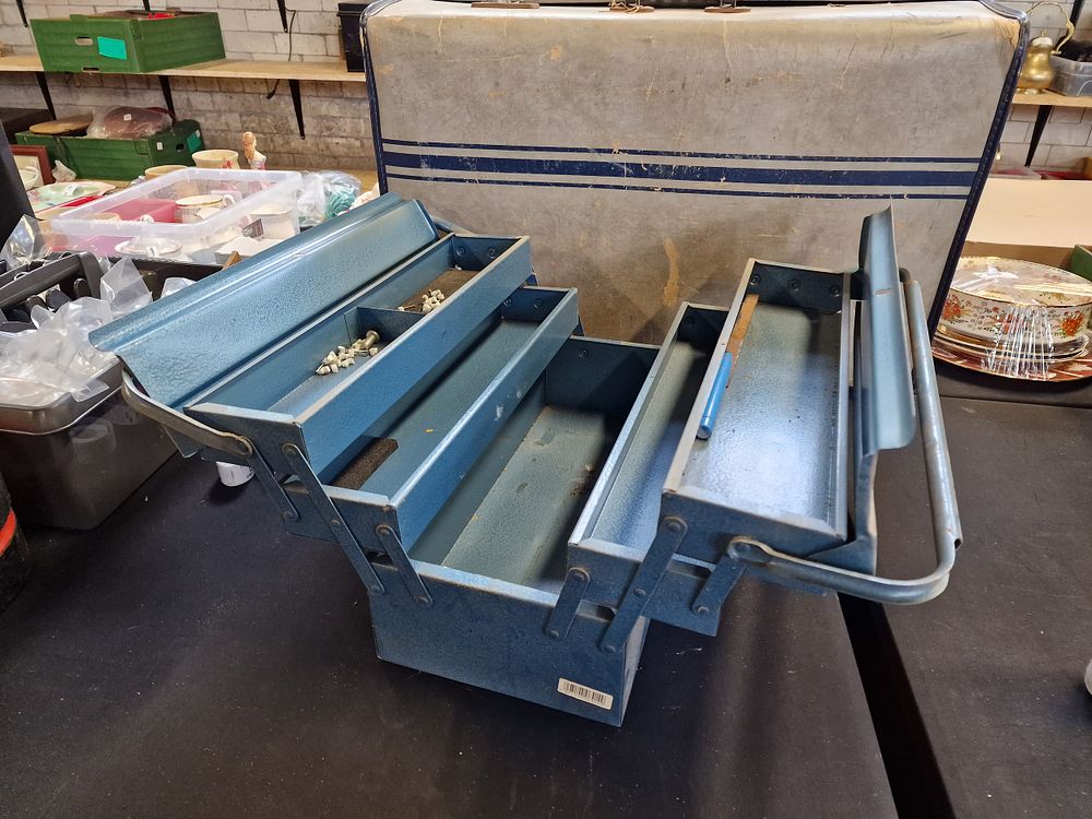Lot 528: 17" Metal Cantilever Tool Box