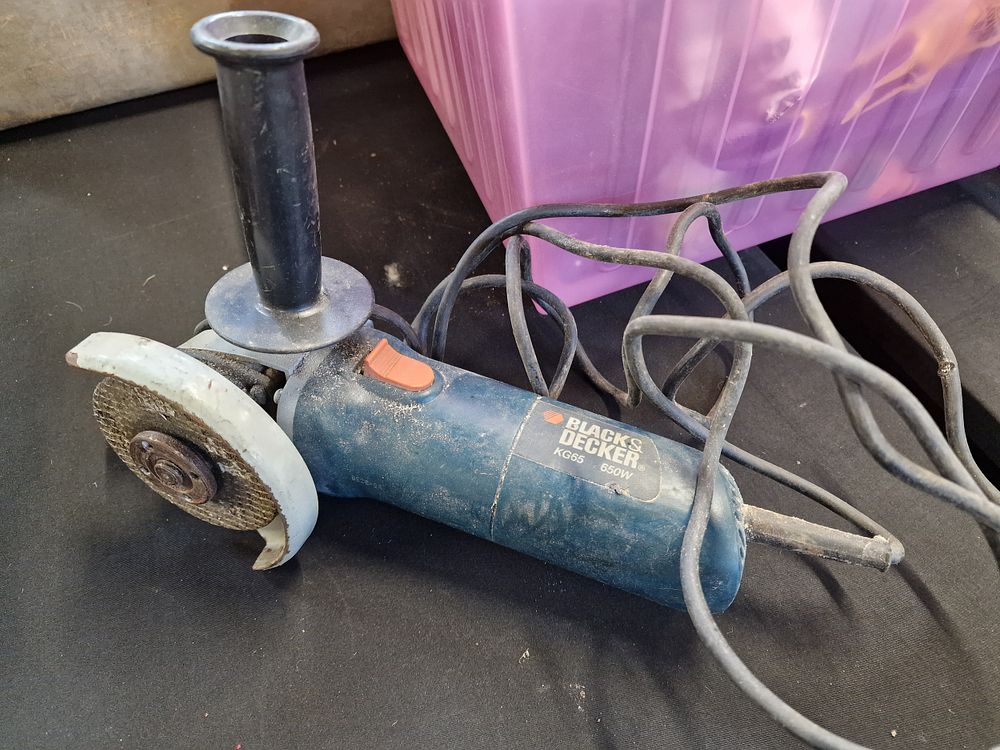 Lot 531: Black and Decker KG65 650w 115mm Angle Grinder....