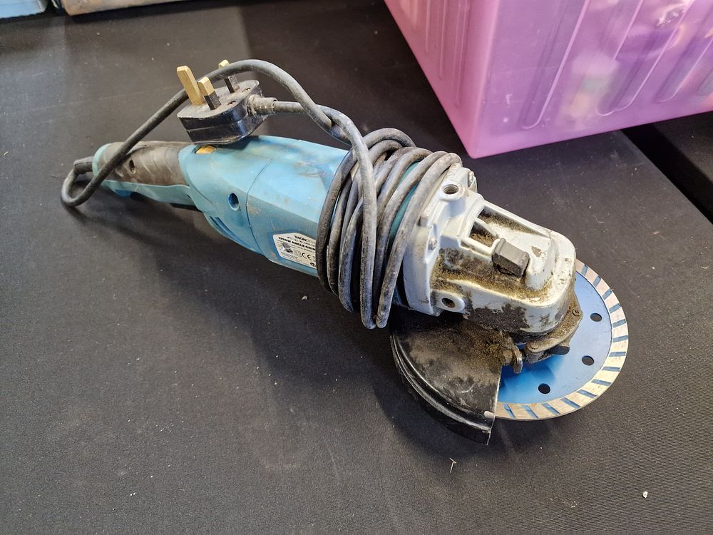 Lot 533: Workzone 1150w 125mm Angle Grinder Tested for Power