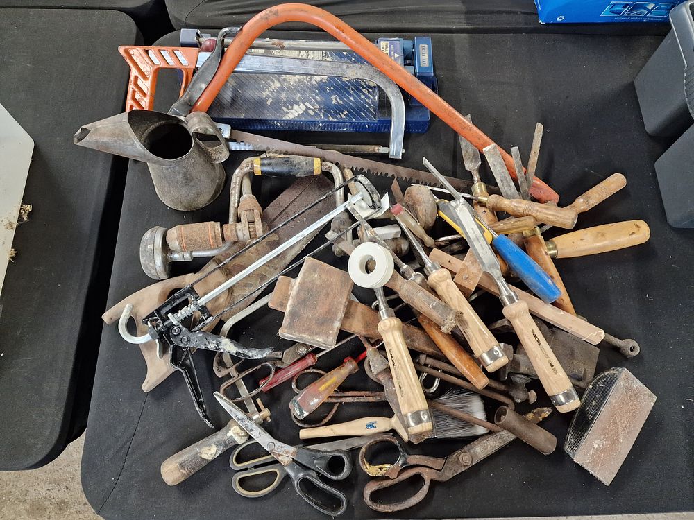 Lot 552: Selection of Hand Tools inc Chisels and Saws