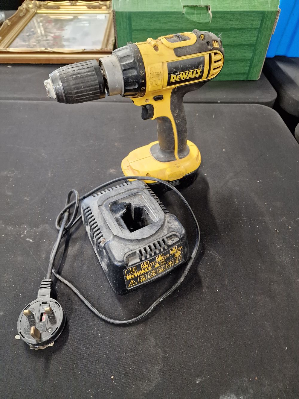 Lot 559: Dewalt DC725 18v Combi Drill, Battery and Charger