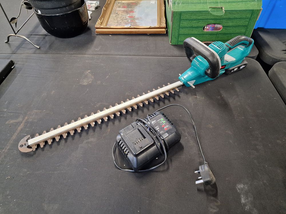 Lot 566: Ferrex 20v Hedge Trimmer, Battery and Charger GWO...