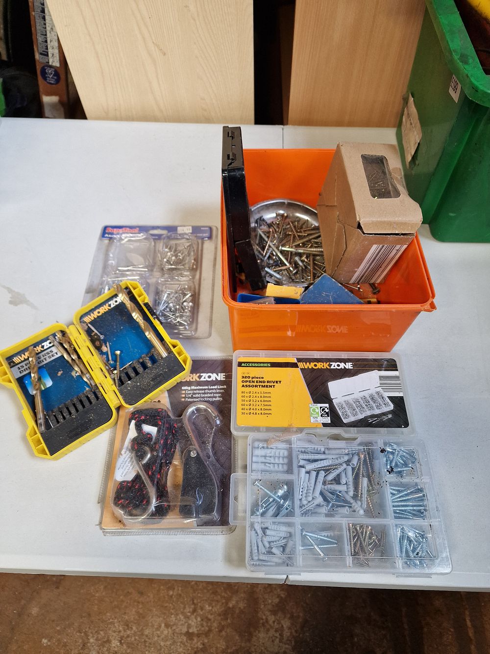 Lot 574: Selection of Fixings and Drill Bits