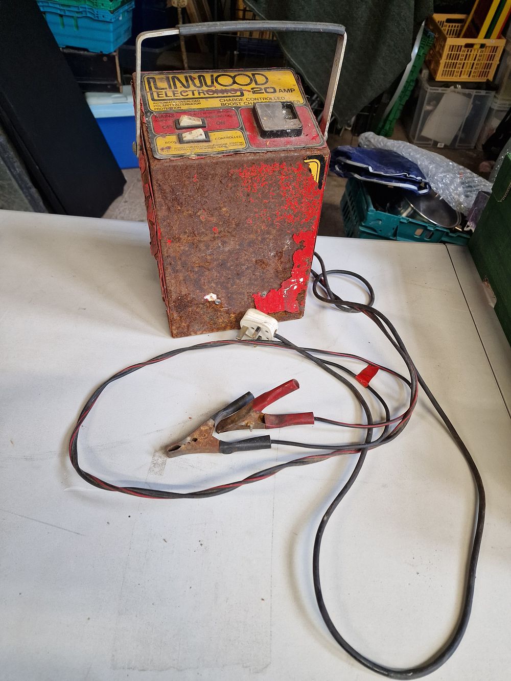 Lot 584: Linwood Electronic 20 Amp Charge Controlled Boost Charger...