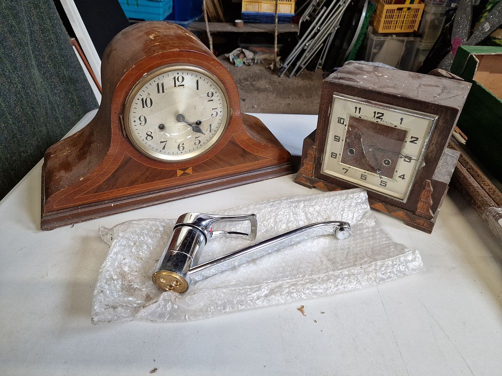 Lot 587: Pair of Vintage Mantel Clocks and a Kitchen...