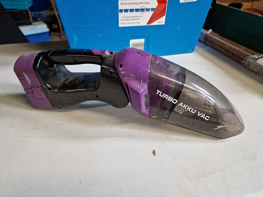 Lot 588: Turbo Akku Vac NO CHARGER
