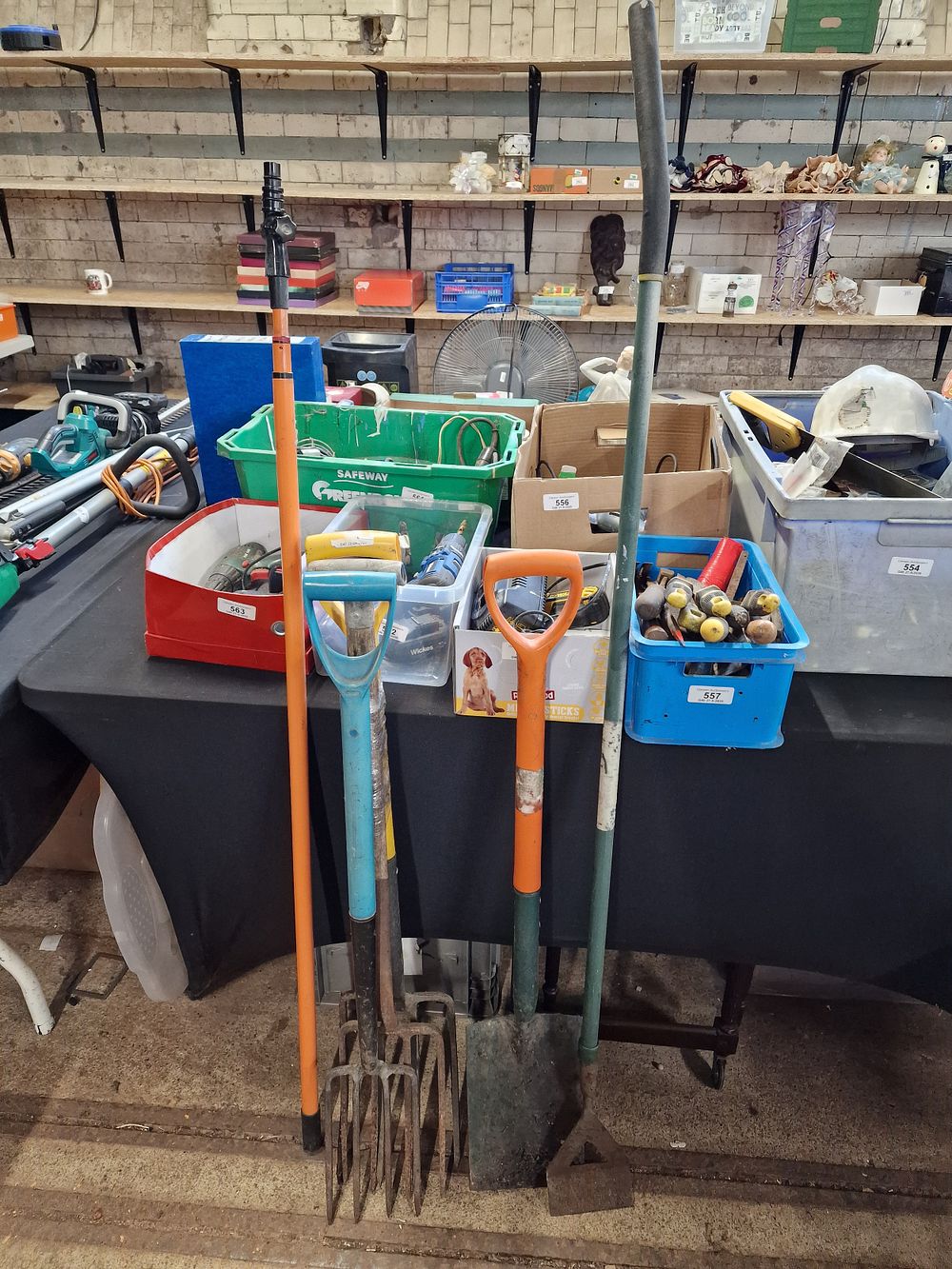 Lot 593: Selection of Gardening Tools COLLECTION ONLY