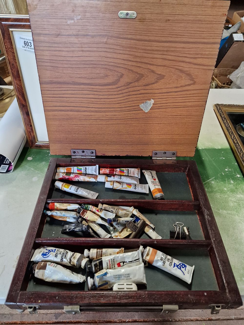 Lot 604: Paint Box Containing Artists Oil Paints