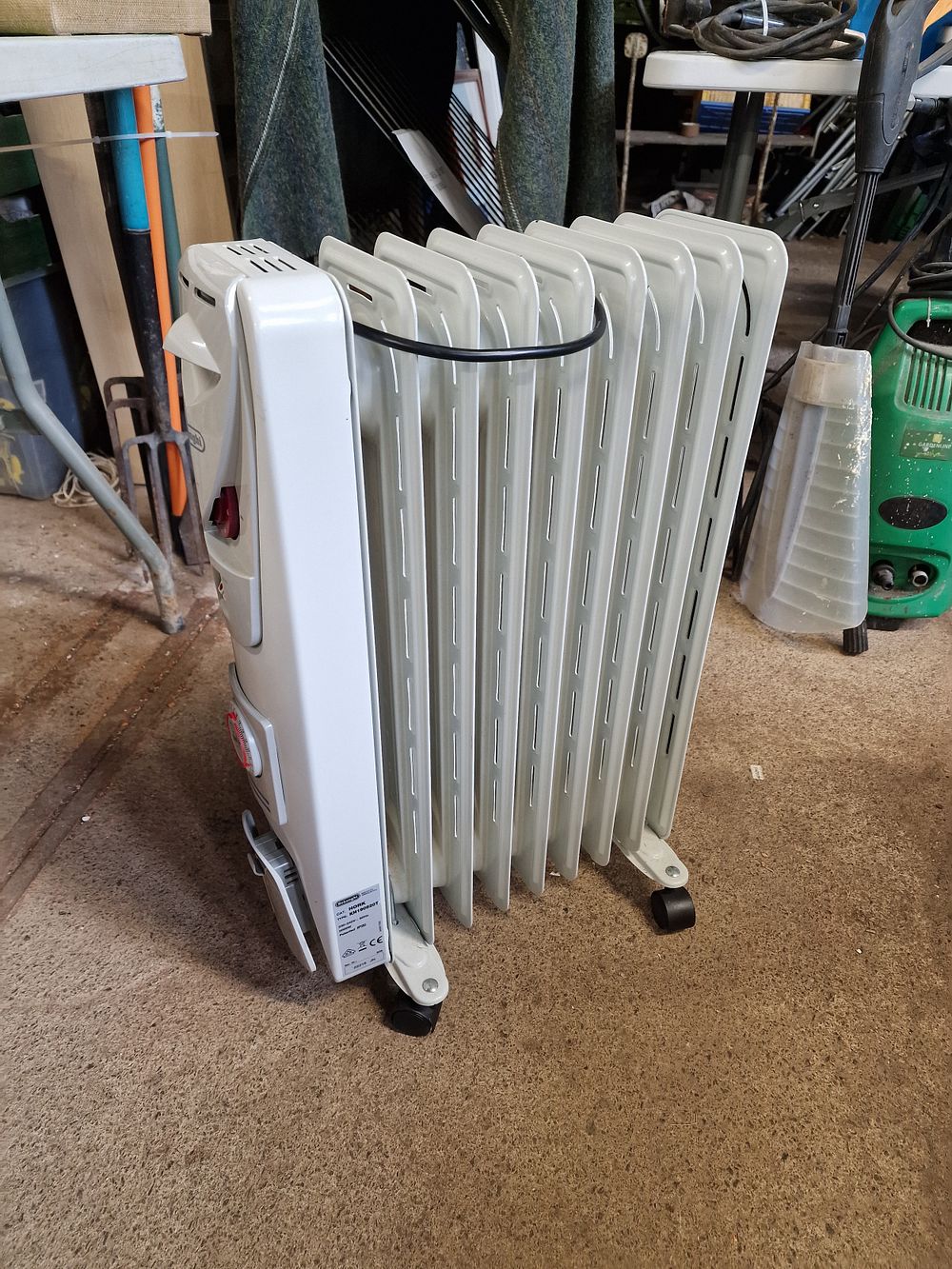 Lot 606: DeLonghi 2000w Oil Filler Heater COLLECTION ONLY