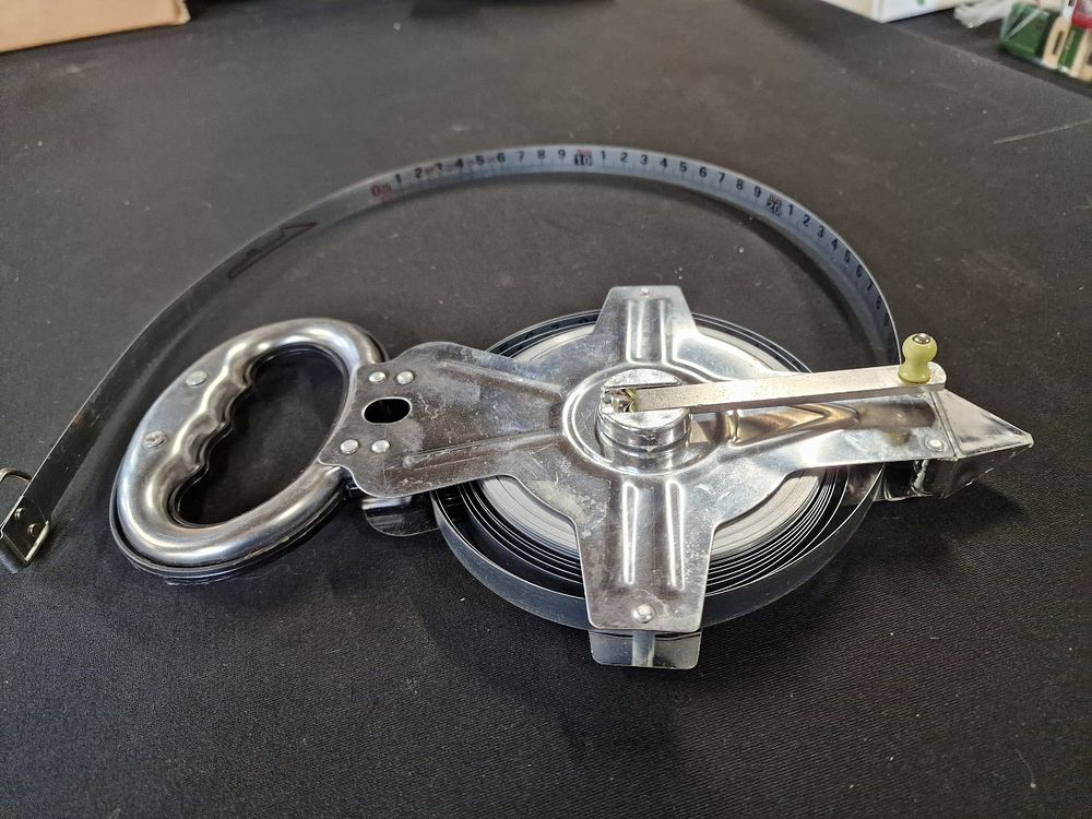 Lot 624: Metal 50mt Measuring Tape