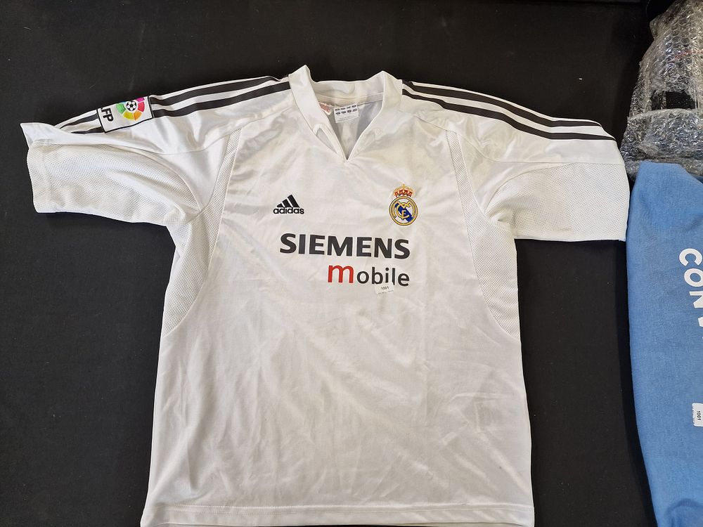 Lot 627: Real Madrid Football Shirt Beckham 23 Youth Size...